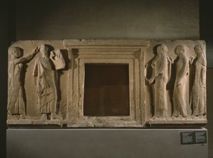 Apolo y las Ninfas, relieve del Pasaje de los Theores, de Thasos, antes de 480 a.C. (mármol)